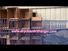 productieproces van blauwe hangers